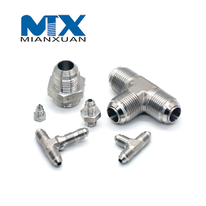 Conector macho de manguera hidráulica con sujetador para ensamblaje