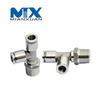 Conector macho de manguera hidráulica con sujetador para ensamblaje
