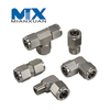 Conector macho de manguera hidráulica con sujetador para ensamblaje