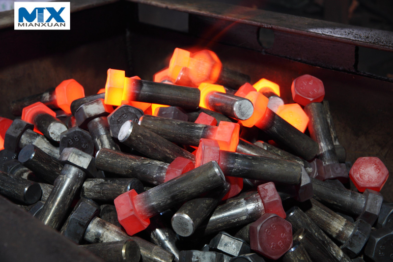 Pernos de cabeza hexagonal: producto grado C